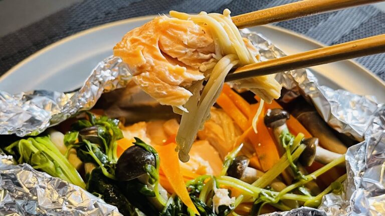 こんなに簡単やらなきゃ損！【鮭のホイル焼き】フライパンでチャチャっと出来るのにめちゃ美味しい♪Grilled salmon in foil【home cooking】