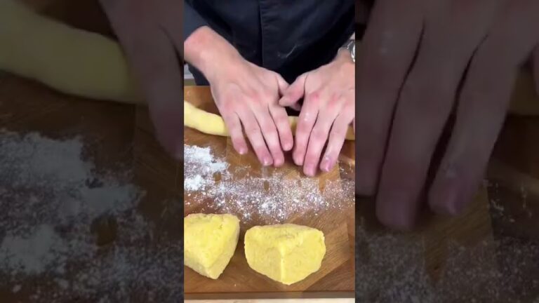 Gnocchi Pesto バジルペーストのニョッキ、酸っぱいトマト、オリーブ、松の実！レシピにご興味あれば、連絡ください！