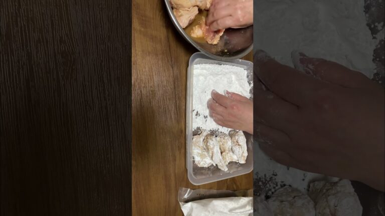 手羽元に米粉つけて／油はねしないでカラッと唐揚げフライドチキンになります