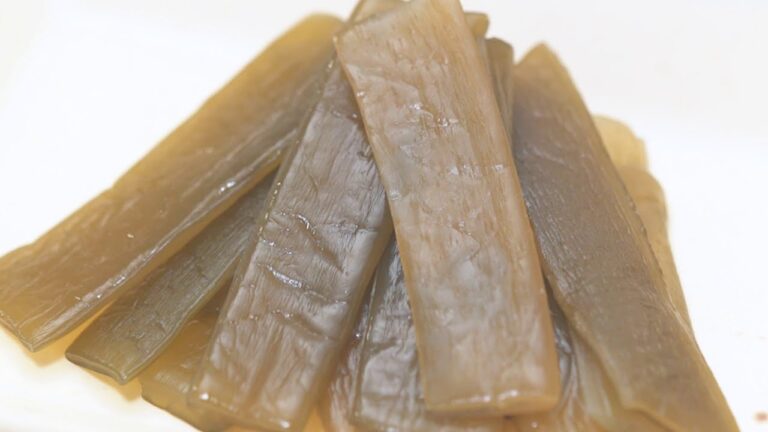 くきりんの茎わかめ梅しそ味【Rong biển Kuki Wakame của Kukirin Vị mơ tía tô】