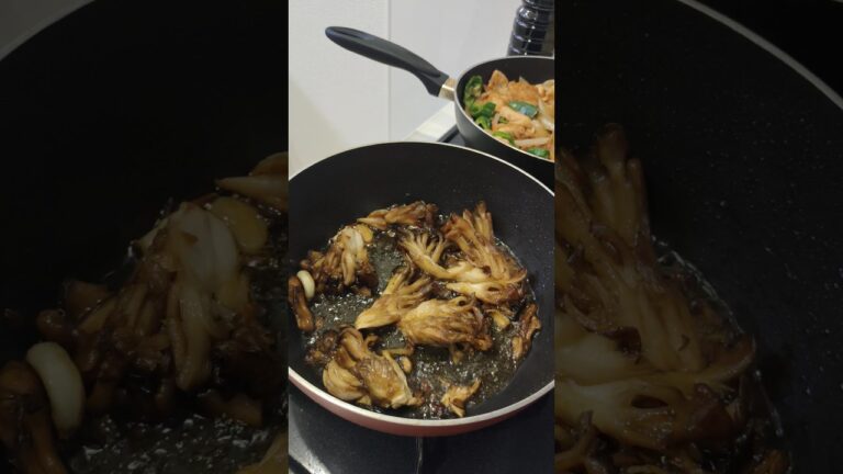 まいたけのガーリックソテーのレ(Stir-Fried Maitake Mushrooms with Garlic)#asmr #food #cooking #japan#舞茸　#ガーリック　#料理