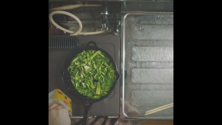 ピーマンの塩昆布炒めを 作る