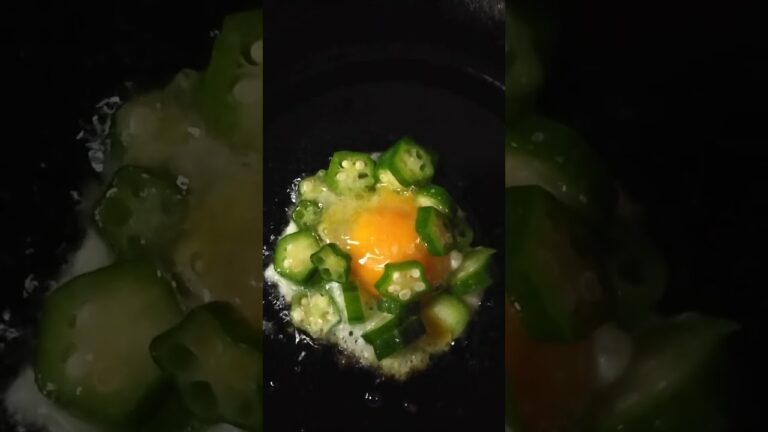 冷凍卵と冷凍オクラを焼き上げました。天つゆかけてご飯にのせます。絶品