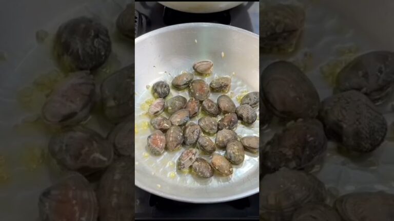 【ボンゴレビアンコ】あさりの旨味を最大限に味わうパスタはコレだ！#shorts#パスタ#イタリアン