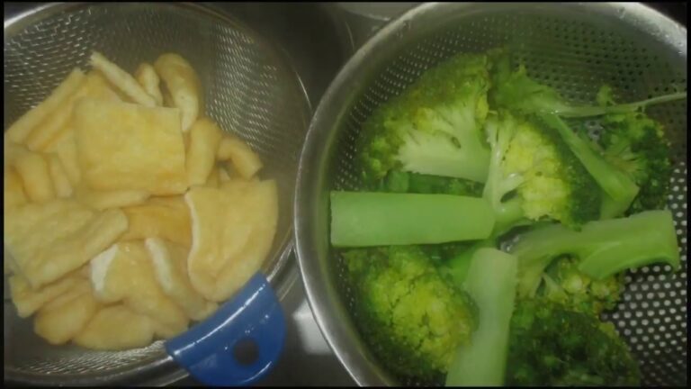 「さつま芋かぼちゃ鶏肉そぼろ餡」と①「ブロッコリーの煮びたし」