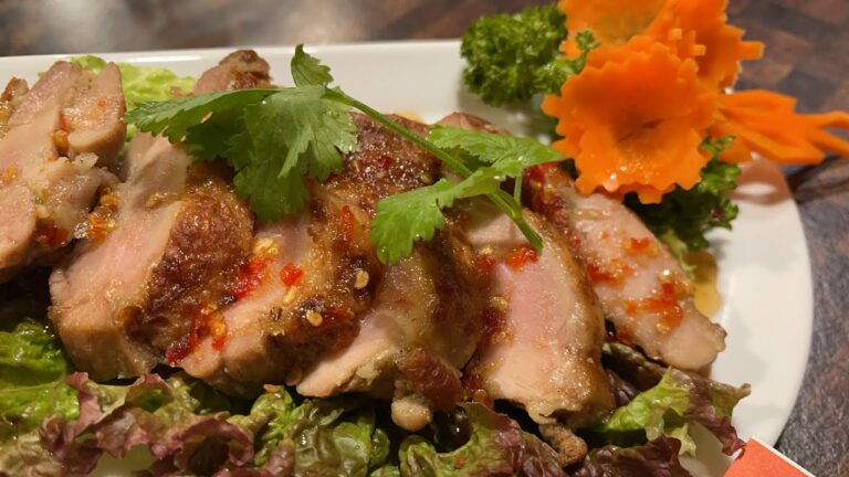 【名古屋タイ料理】タイ式焼き鳥ガイヤーン、マッサマンカレー、パイナップルチャーハン〈サワデーすみ芳〉