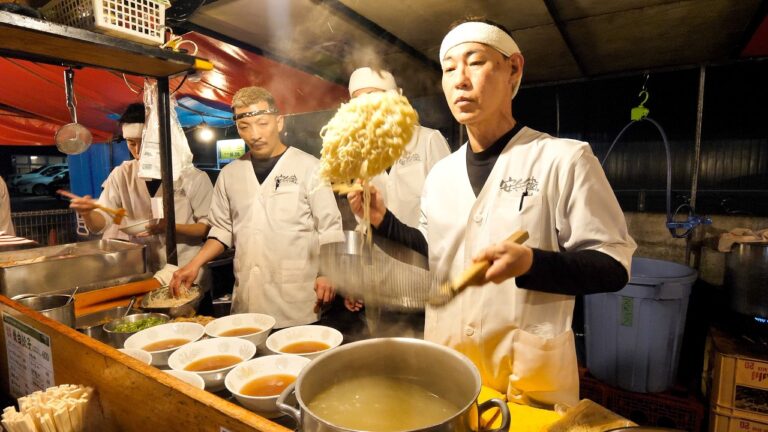 鉄人ラーメン兄貴達が大量注文を鮮やかに捌く深夜の行列屋台がスゴい丨Japanese Street Food