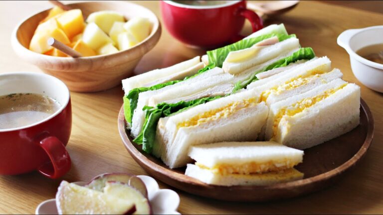 たまにはサンドイッチで、朝ごはん。【塩麹チキンと卵サンド/レシピ】