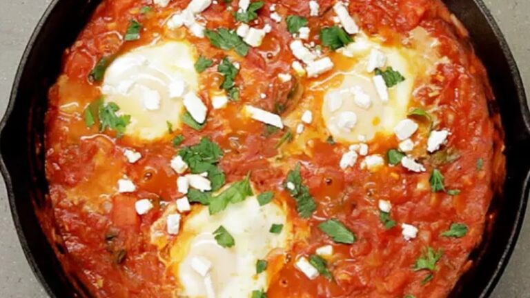 野菜がゴロゴロ！スパイシートマトソース・ポーチドエッグのせ