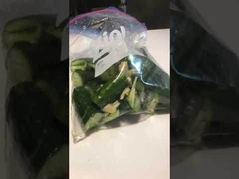 さとちゃん妻の美味しい 「たたきキュウリ」の浅漬けの作り方は キュウリをジッパーの袋に入れ