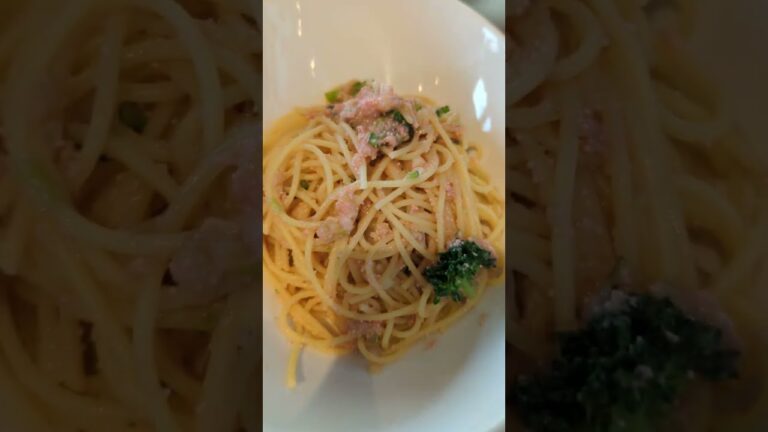 たらこパスタ、サラダにカフェラテ…美味しいランチです