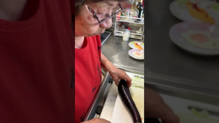 93歳おばあちゃん、朝の味噌汁、今日は【茄子】 #shorts