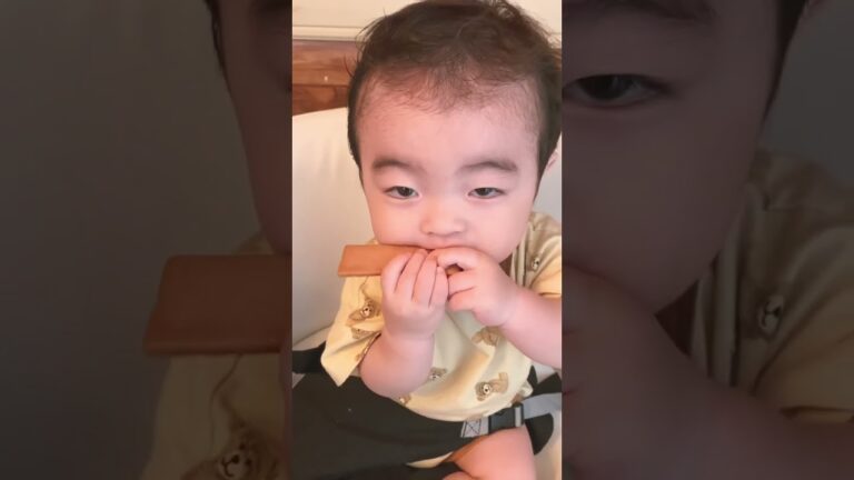 ꒰ 生後10ヶ月 ꒱食べすぎないカミカミお菓子をあげてみた🍪#歯固めお菓子 #歯固め #おやつタイム #ガジガジ #ほのぼの #赤ちゃん #赤ちゃんのいる生活 #生後10ヶ月 #さつまいいも味