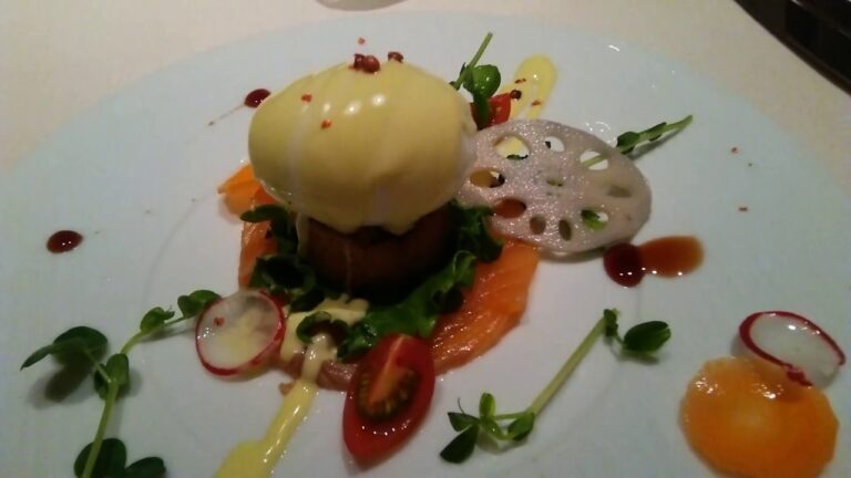 サーモンのマリネ・エッグベネディクト風