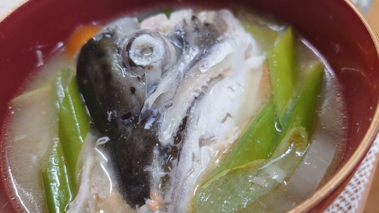 【鮭のあら汁】20年板前をしてきた私が、あら汁の基本的にして最高の作り方教えます！臭み、ウロコなど一切ない！究極です！