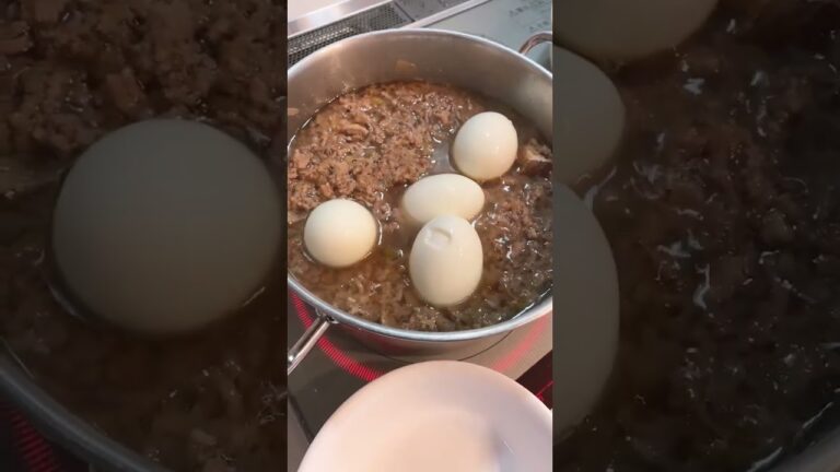 ひき肉煮にゆで卵投入