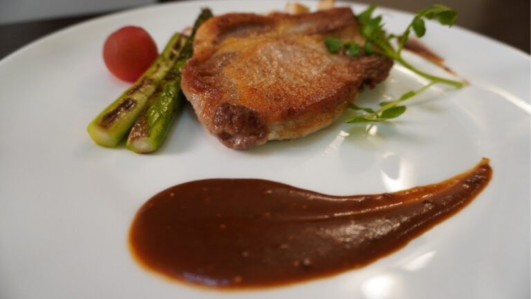 プロが作る【ポークソテー】豚リブロースの焼き方と簡単美味しい豚肉に合うソースの作り方。