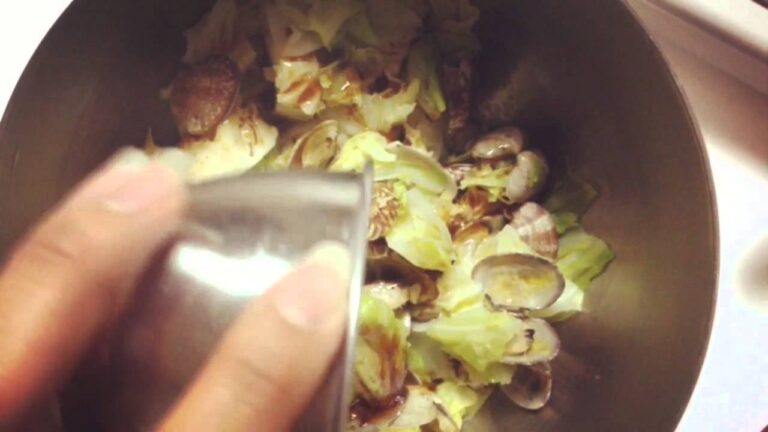 キャベツとあさりの蒸し物