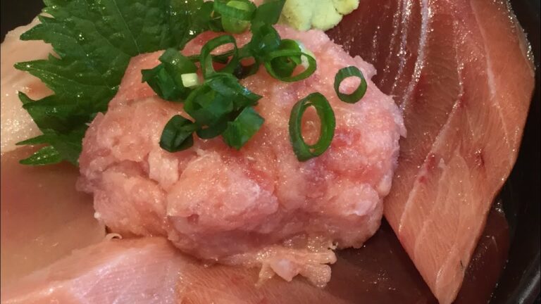 船主直営店 まぐろ屋明神丸のまぐろ三色丼(上)  　シーパルピア女川