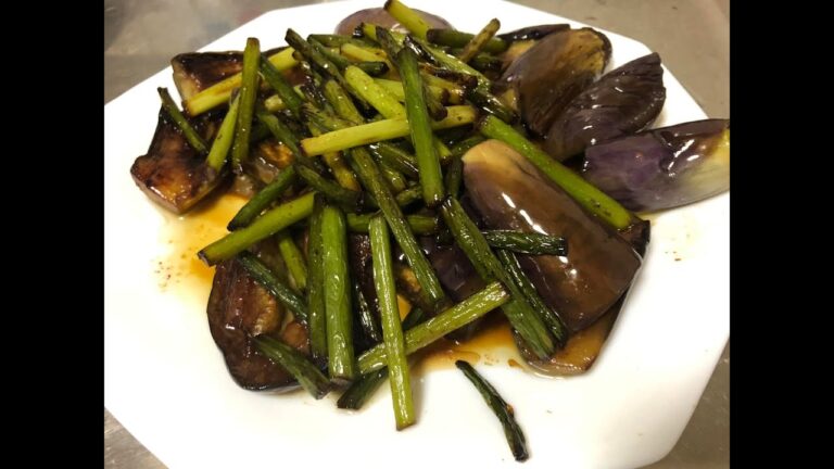 にんにくの芽と茄子の胡麻油炒め物　熱々！うま〜！　蝉が鳴いてる。夏真っ盛り。　＃Tokyo　＃２０２２年夏　＃マッパレ　＃気温36度　＃蝉が鳴いてる　＃夏真っ盛り