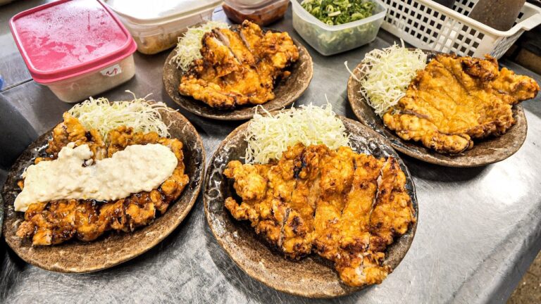 ４０キロ鶏肉を捌くロードサイド腹パンチキン食堂の魅力的過ぎる白米食べ放題ガッツリ定食。