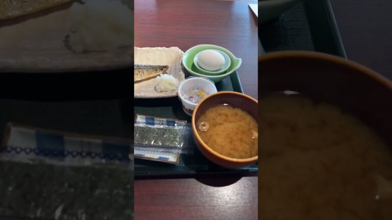 最高の朝食。ご飯、味噌汁、焼き魚、納豆、焼き海苔、生たまご、おつけもの。#Shorts