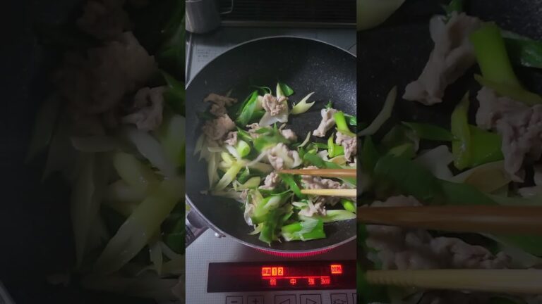 ねぎ豚🐷丼弁当。ねぎがしんなりしたら醤油大さじ３砂糖大さじ２を入れます。#Shorts#お弁当#ねぎ