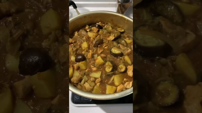 鶏胸肉2キロ無水カレー。良質な炭水化物じゃがいもを添えて。