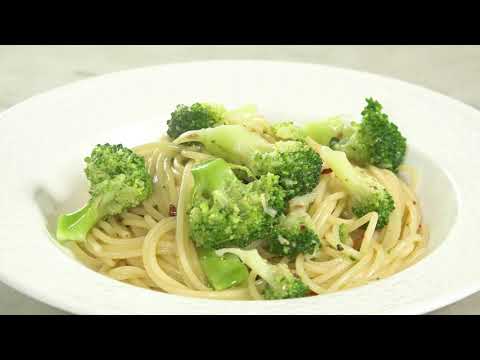 鉄鍋好き料理男子、RYOSUKEがつくる　ブロッコリーのペペロンチーノ