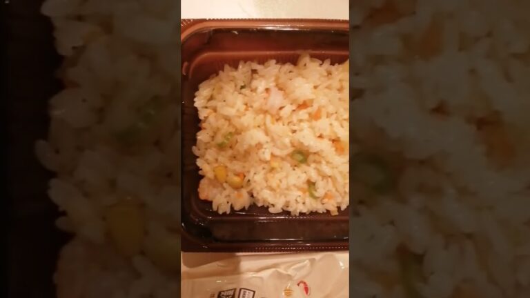 ローソン　冷凍食品のエビピラフです。マドンナのGive Me All Your Luvin’が流れます。