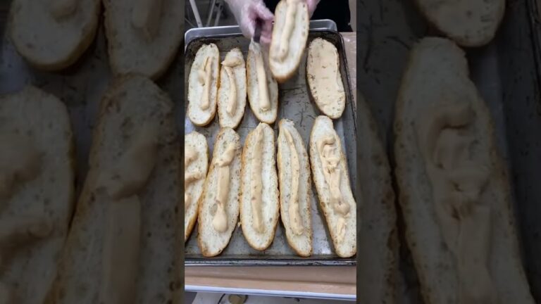 焼き立てパンの工程　エビグラタンのタルティーヌ①