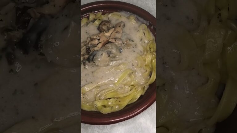 ローソンのソースたっぷりのきのこクリームのパスタを食べます。　#ローソン　#きのこクリーム　#パスタ