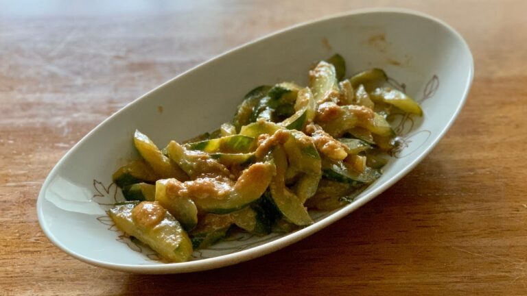 きゅうりの味噌炒めをつくります