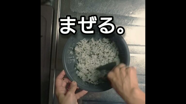 しそわかめのおにぎりを作る