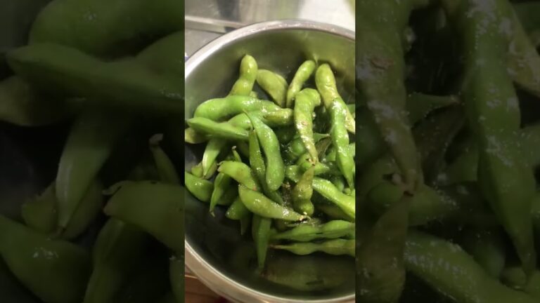 スーパーで気になってた、この商品、冷凍の塩味付き枝豆使ったので、茹でて塩を少し抜きました😃ガーリック🧄とちょいピリ辛😋 japanese food
