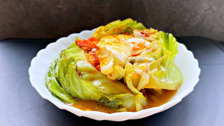 【チーズ好き必見！】やみつき焼きキャベツに温玉モッツァレラチーズ！野菜たっぷりボリューム満点レシピ！