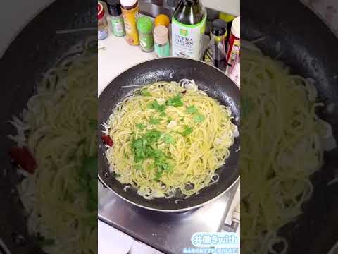 しらすの旨味たっぷり♡「釜揚げしらすのペペロンチーノ」の作り方【共働きwith】#Shorts