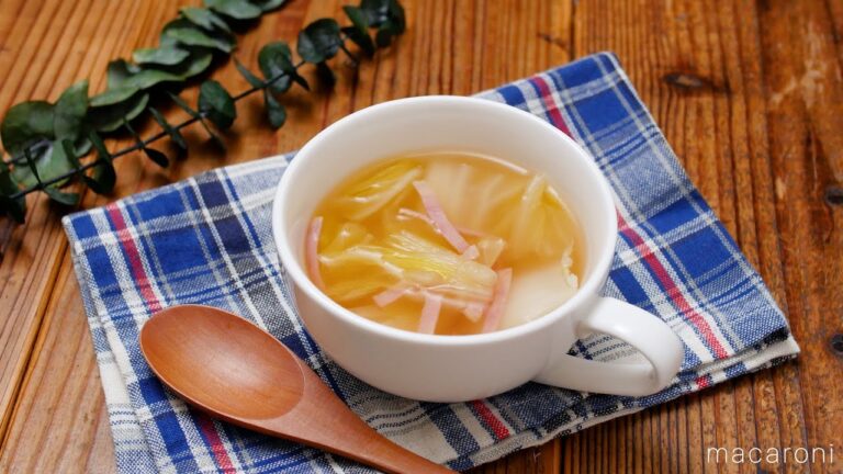 【白菜のコンソメスープ】寒い朝に食べたい！ベーコンと白菜の旨み凝縮♪｜macaroni（マカロニ）