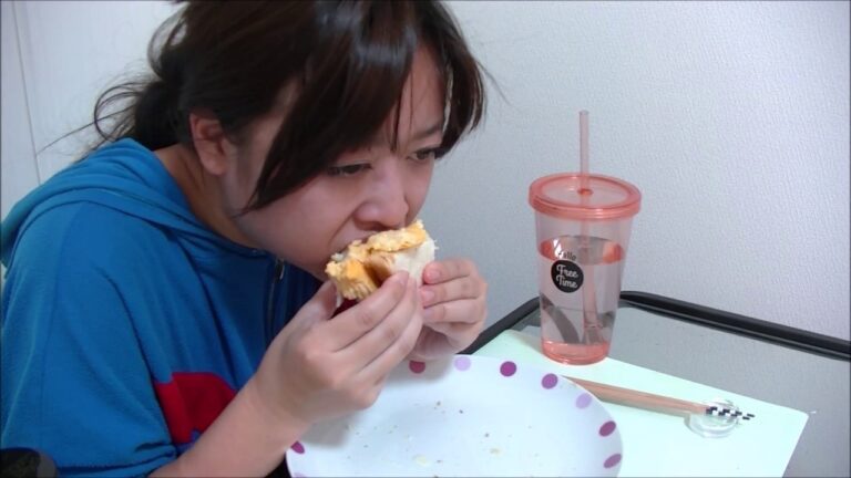 【パン固すぎ】チーズ入り厚焼き玉子とハムきゅうりサンドイッチ【まぁまぁ】