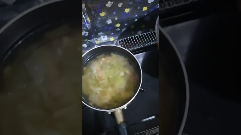 野菜炒めに、にんにく醤油とバターの風味を加え、コンソメスープを作りました。