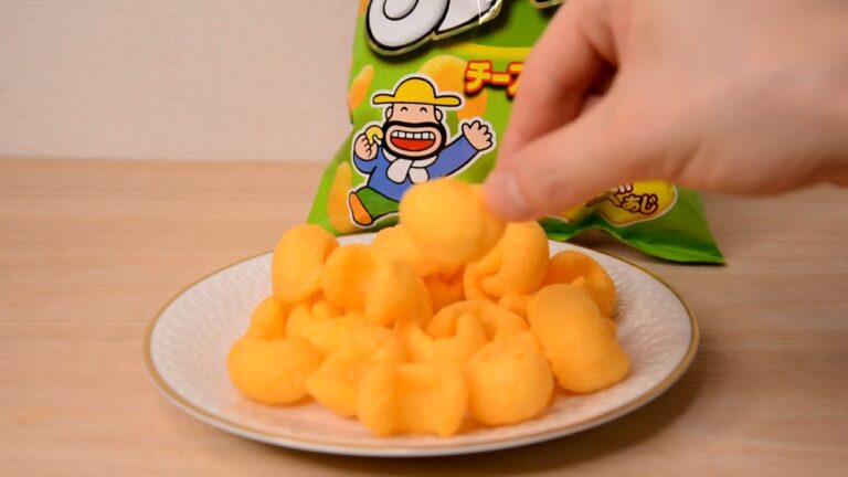 今は北海道で買えないカールチーズ味 , 久しぶりに食べてとても美味しかった Curly cheese flavor that can't be bought in Hokkaido now, it w