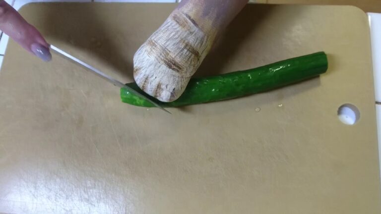 きゅうりと塩昆布で酒の肴を作る猫の手