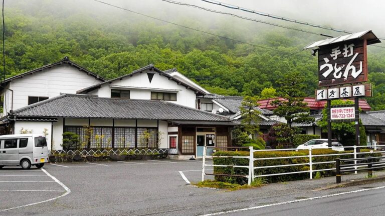 山奥ロードサイドの爆売れうどん屋！常連殺到の忙しすぎる昼営業。。