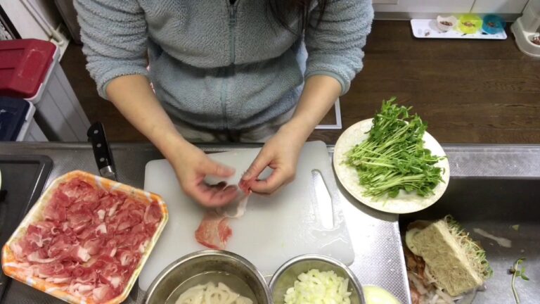 豆苗の豚肉巻きコチジャン味とレンコンの豚挽き肉のあんかけ その1