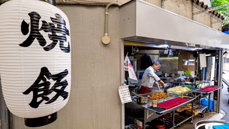 商店街の一角でワンオペ大将による超絶コテ捌き！売切次第終了の大人気鉄板焼き屋の1日。