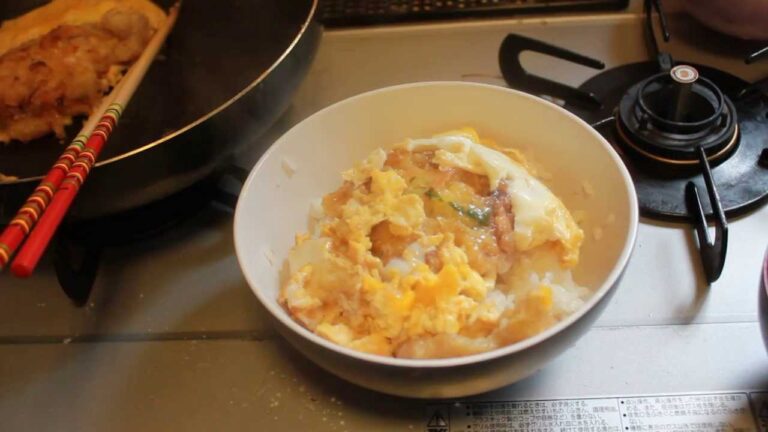 かき揚げの卵とじ丼の盛り付け