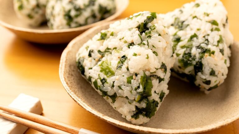 【ちょっぴり懐かしい】パクッと家族みんなが笑顔になる『わかめおにぎり』