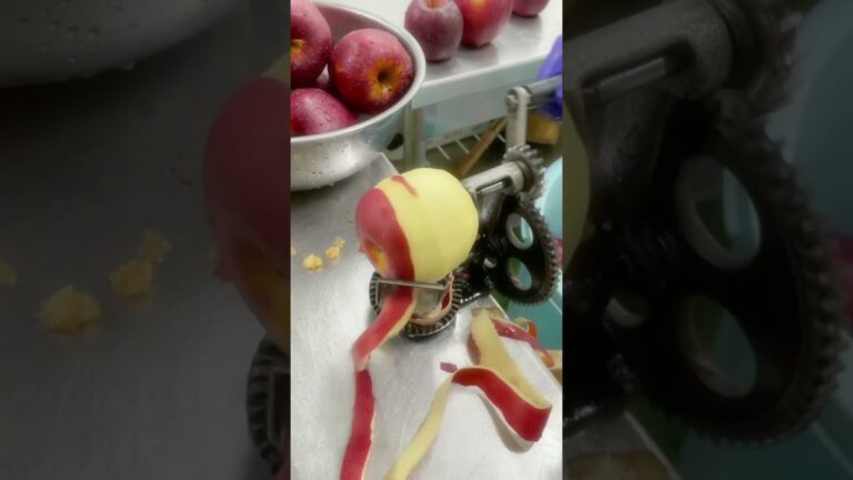 アップルパイに使うりんごのコンポート作りをしています   コンポート作りはスピードが命 手間取っているとりんごが酸化し、茶色くなってしまいます  #shorts