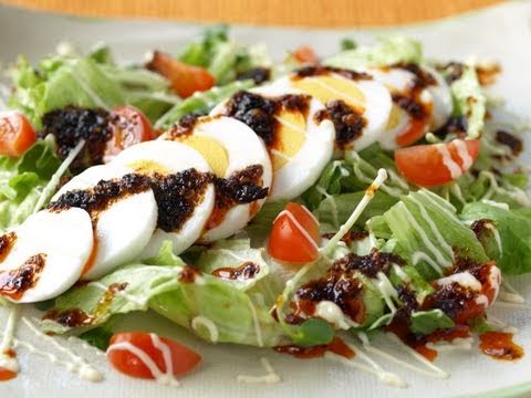 玉子とレタスのサラダ、海苔ラー油のっけ