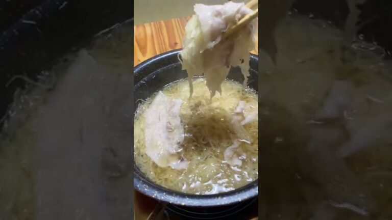 【鍋物とハイボール】あっさり食べられる！鍋に千切りキャベツと豚バラ肉をぶち込んで巻いて食べて、ハイボールを飲むだけの動画 #Shorts